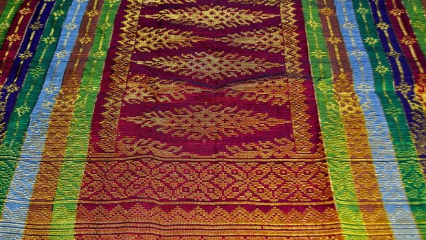 Kain tenun yang sudah jadi. Dengan motif pucuk rebung, kain kain yang dijual di rumah tenun Hasnah Munodo memiliki harga dari Rp 800.000 sampai Rp 2.000.000.