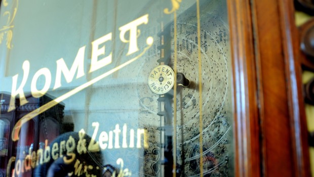 Alat musik komet yang hanya ada dua di dunia. Alat musik ini dibawa langsung oleh Sultan Siak dari Jerman.