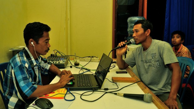 Penyiar radio dan teknisi radio Selasih FM, setiap malam, radio komunitas desa Harapan Jaya ini siaran dan memberikan informasi kepada para pendengar setia. copy