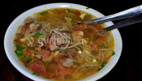 Soto Bude yang ada terletak di jalan Kaharudin Nasution ini adalah salah kuliner legendaris di Pekanbaru.